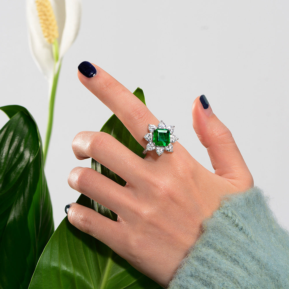 Emerald Gemstone Snow Style Silver Ring