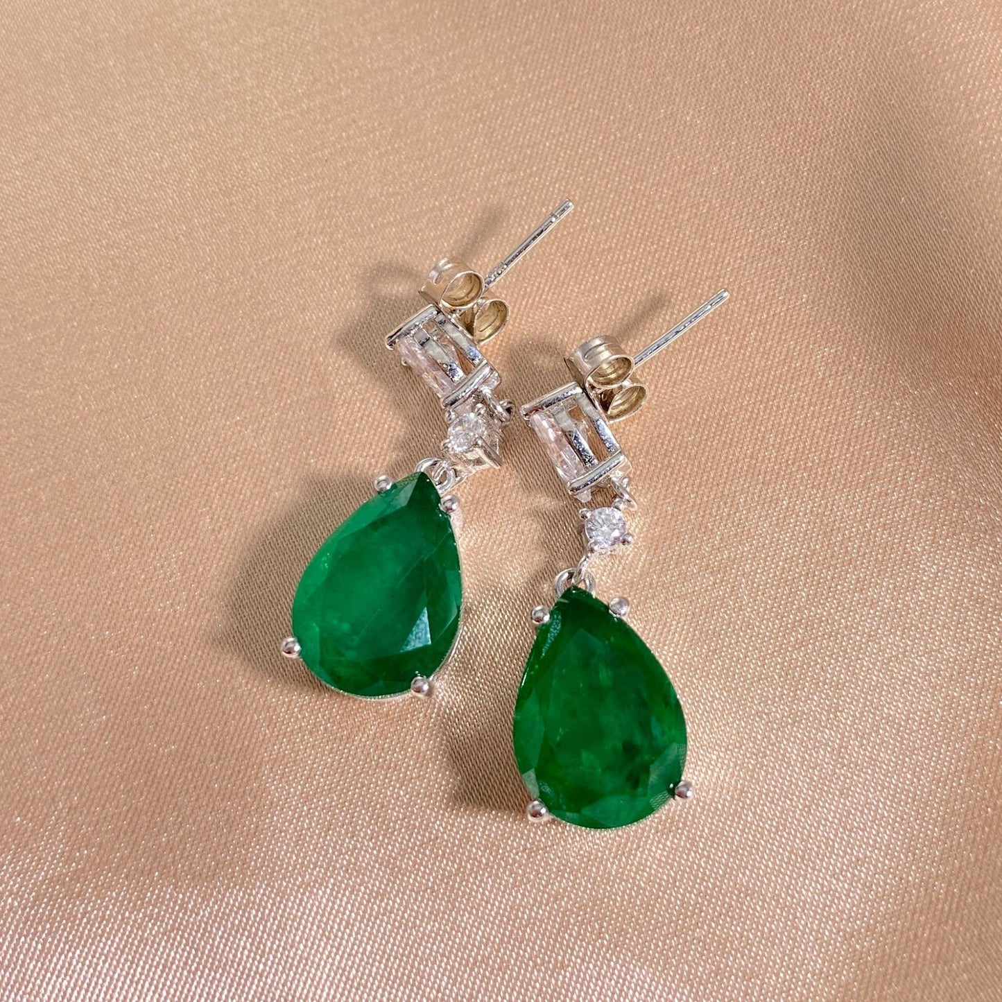 Pear Shaped Emearld Gemstone Silver Earring